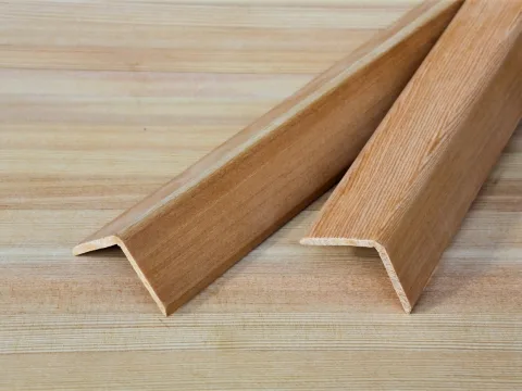 Уголок из лиственницы 50 x 50 x 2000 мм, класс Экстра